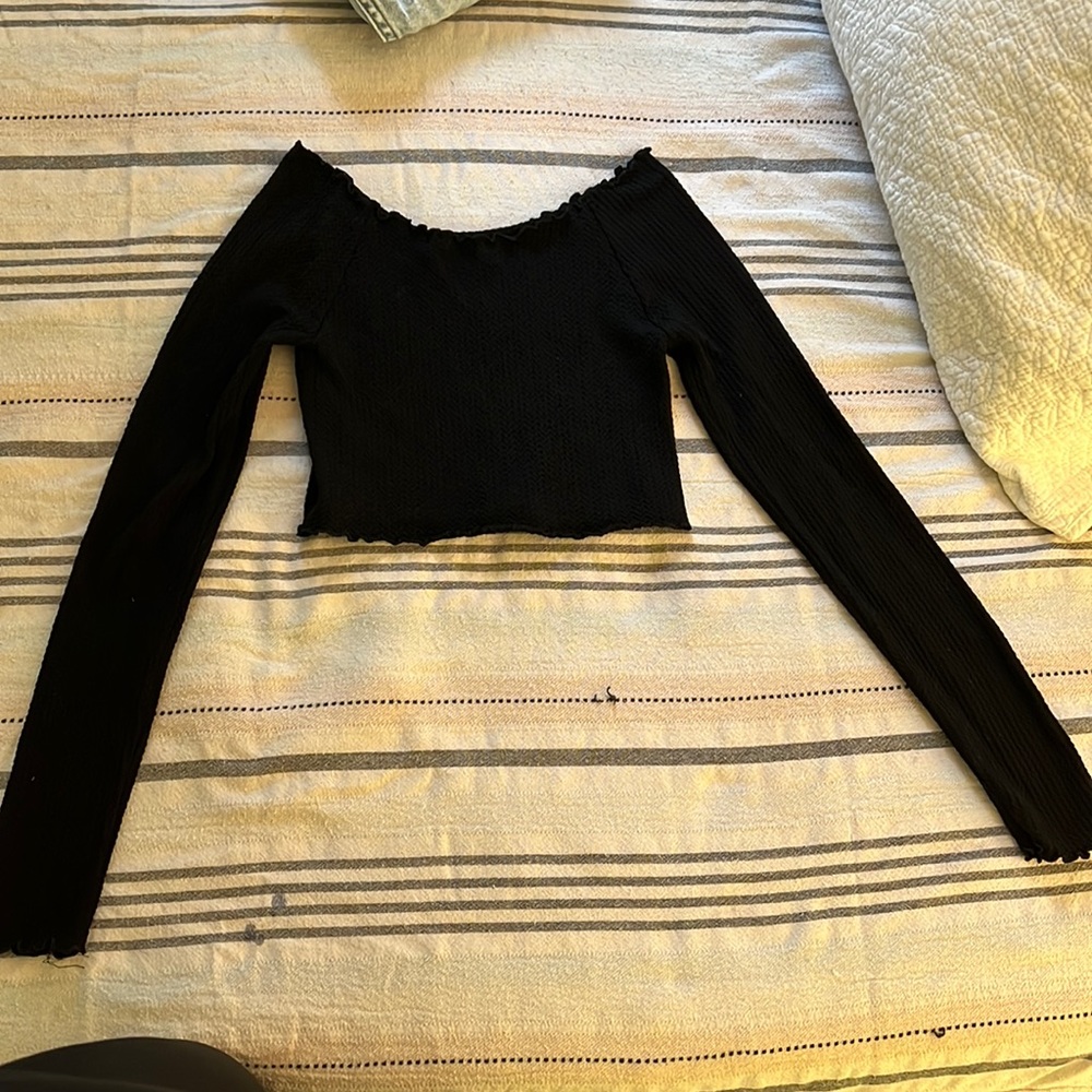 Tight long sleeve black crop top